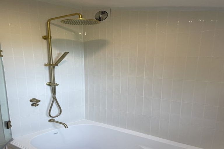 Photo of property in 60 Kauri Point Road, Laingholm, Auckland, 0604