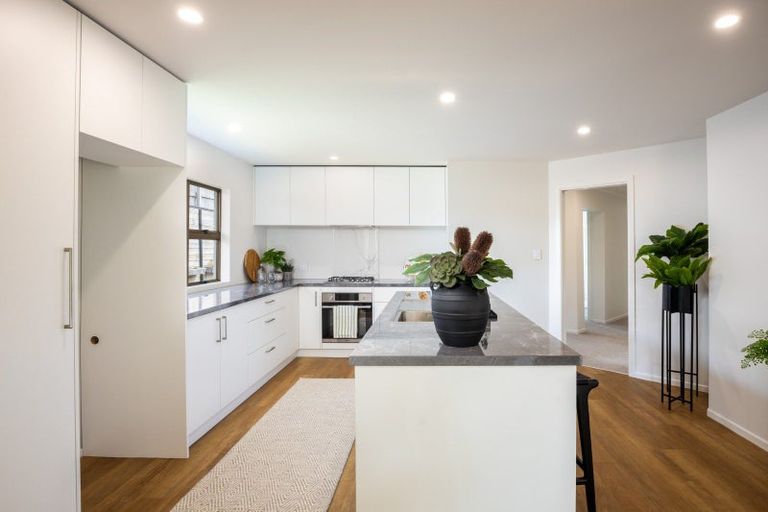 Photo of property in 9 Fairview Place, Westown, New Plymouth, 4310