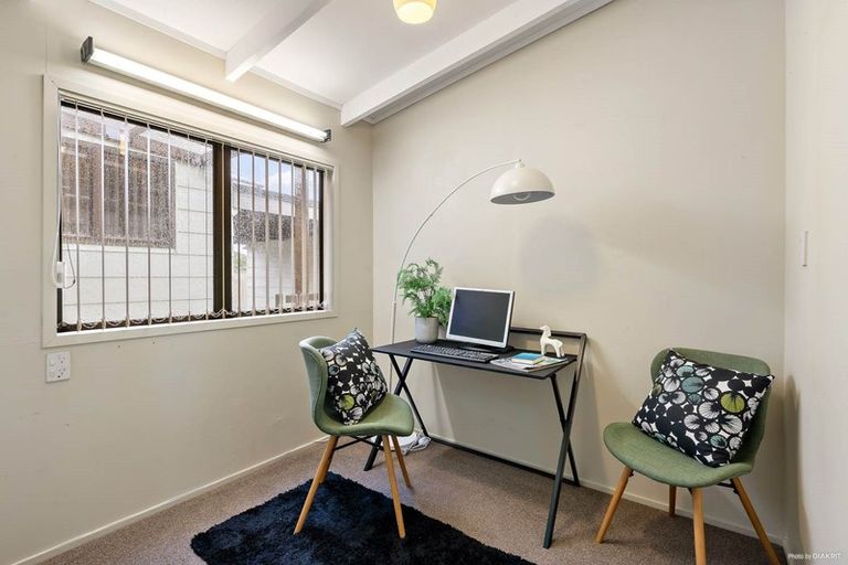 Photo of property in 46 Hobsonville Road, West Harbour, Auckland, 0618