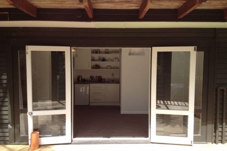 Photo of property in 17 Howard Road, Northcote, Auckland, 0627