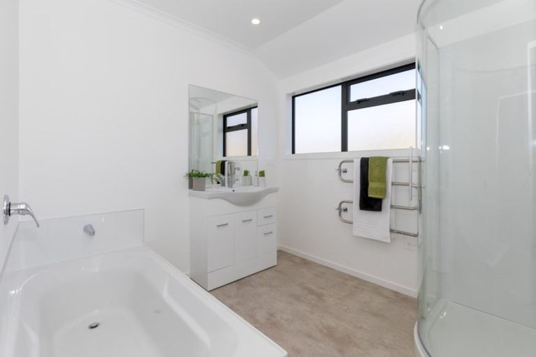 Photo of property in 8 Bosun Place, Te Atatu Peninsula, Auckland, 0610