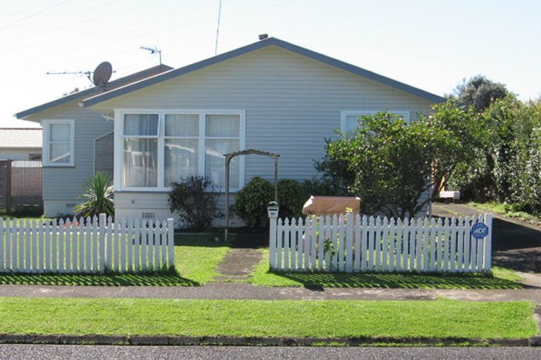 Photo of property in 68 Edgewater Drive, Pakuranga, Auckland, 2010
