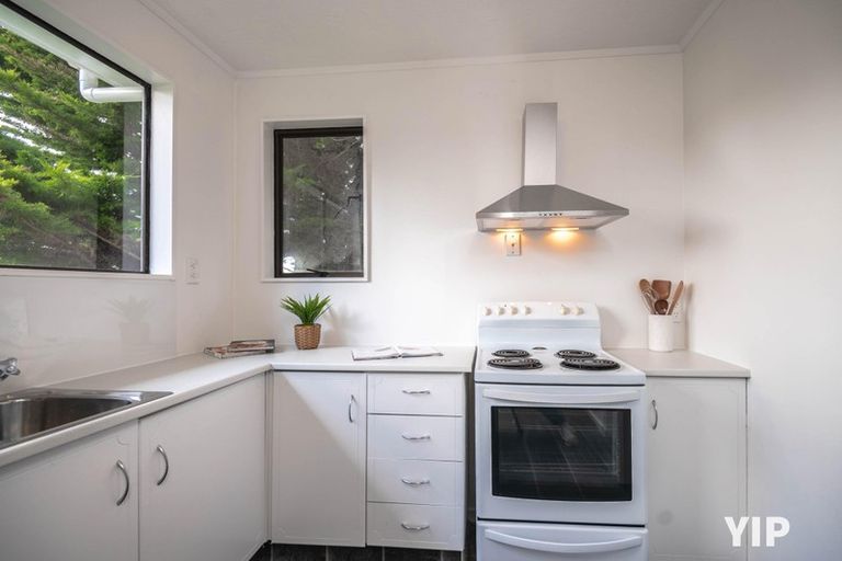 Photo of property in 27a Fernhaven Grove, Newlands, Wellington, 6037