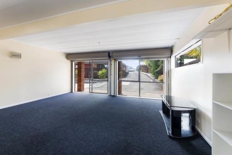 Photo of property in 2/16 Matisse Drive, West Harbour, Auckland, 0618