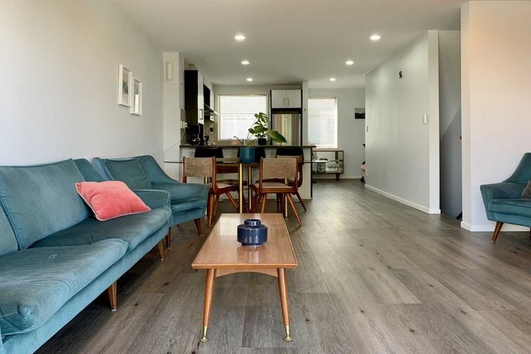 Photo of property in 10/6 Islington Avenue, New Lynn, Auckland, 0600