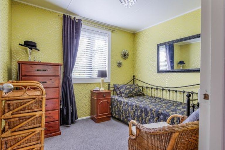 Photo of property in 100 Cole Street, Dannevirke, 4930