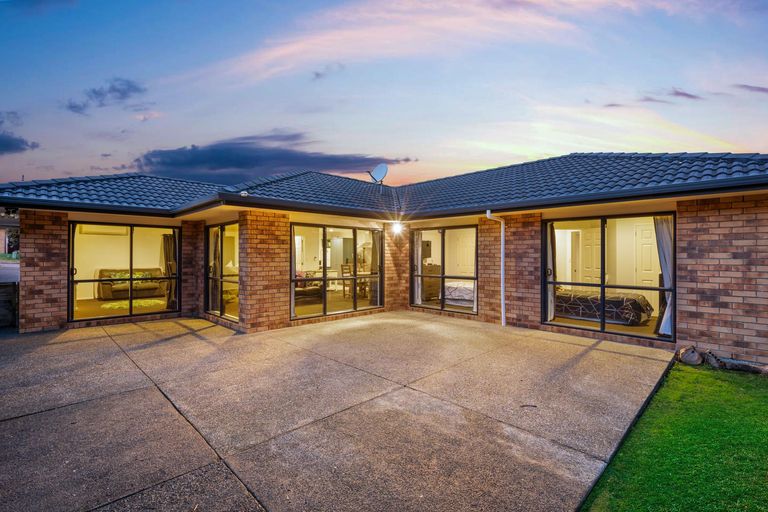 Photo of property in 3 Ebanjane Way, Clendon Park, Auckland, 2103