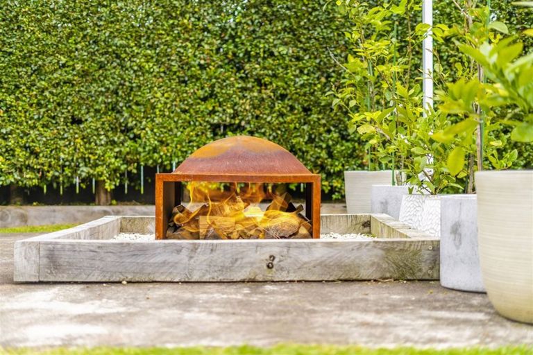 Photo of property in 4 London Street, Te Atatu Peninsula, Auckland, 0610