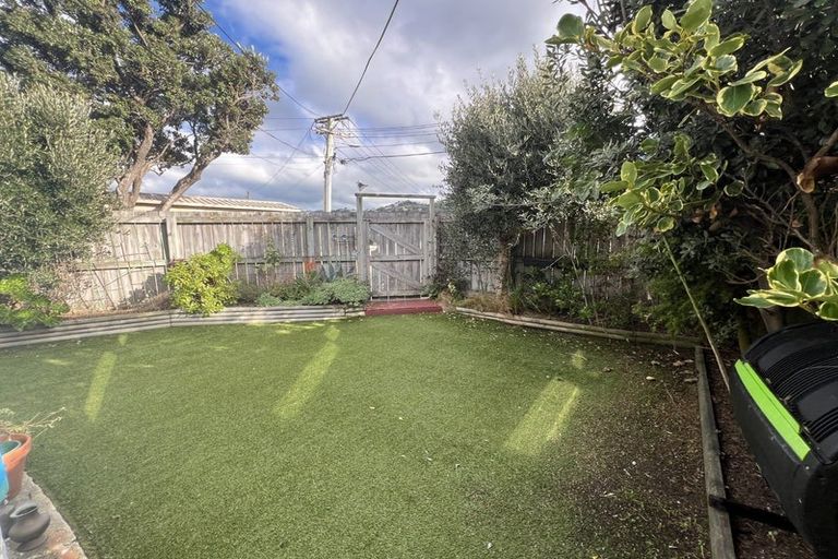 Photo of property in 83 Apu Crescent, Lyall Bay, Wellington, 6022