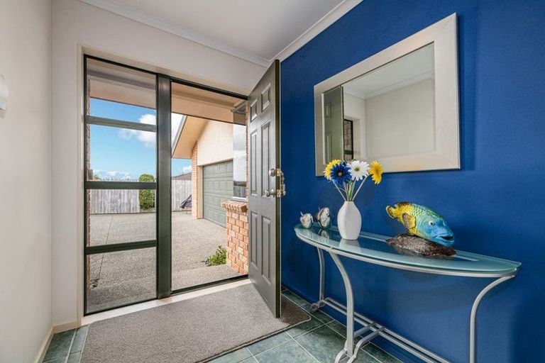 Photo of property in 4 Chardonnay Rise, Henderson, Auckland, 0612