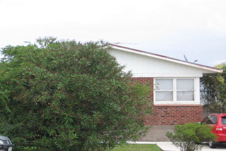 Photo of property in 2/124 Te Atatu Road, Te Atatu South, Auckland, 0610