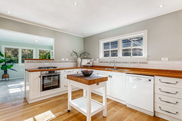 Photo of property in 137 Brian Crescent, Stanmore Bay, Whangaparaoa, 0932