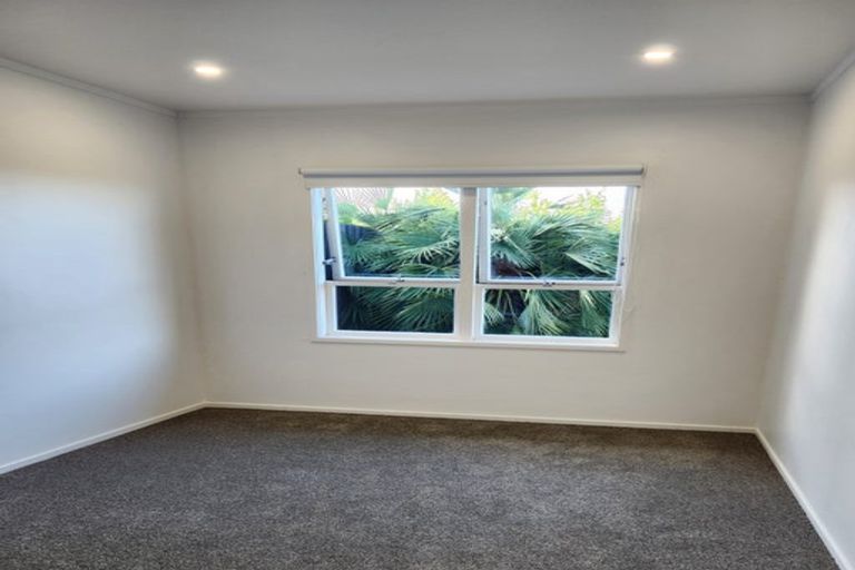 Photo of property in 2/44 Waimumu Road, Massey, Auckland, 0614