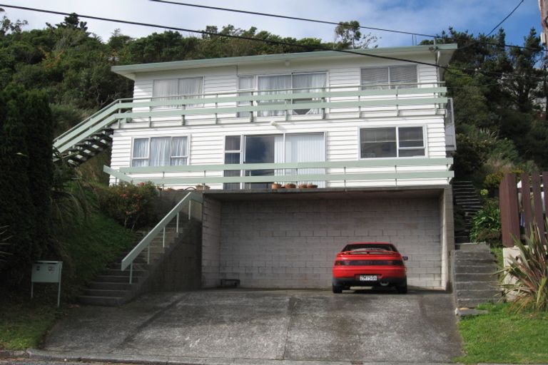 Photo of property in 8 Longcroft Terrace, Newlands, Wellington, 6037
