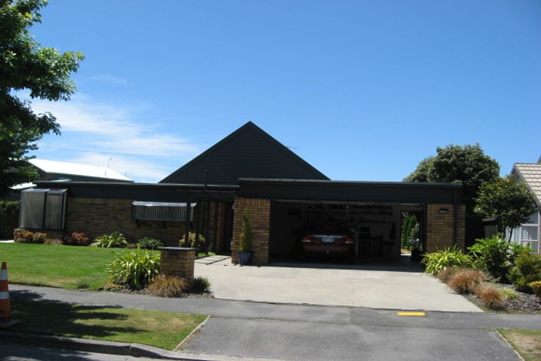 Photo of property in 17 Brockhall Lane, Avonhead, Christchurch, 8042