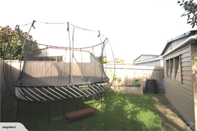 Photo of property in 44 Amberley Avenue, Te Atatu South, Auckland, 0610