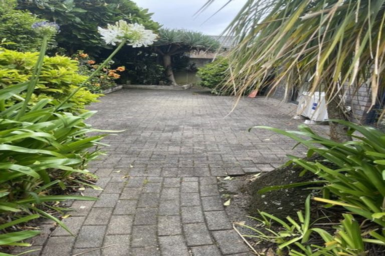 Photo of property in 2/212 Te Atatu Road, Te Atatu South, Auckland, 0610
