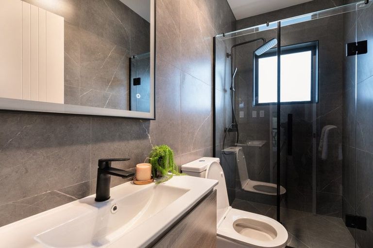 Photo of property in 39c Target Road, Totara Vale, Auckland, 0629