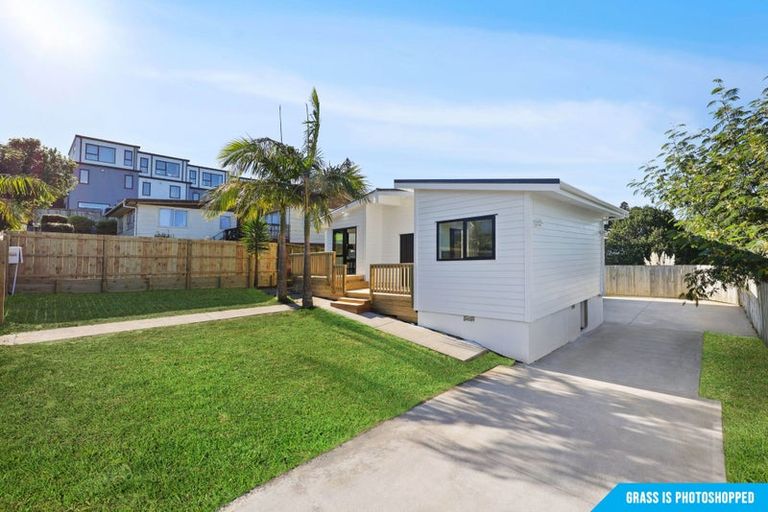 Photo of property in 13 Cedar Heights Avenue, Massey, Auckland, 0614