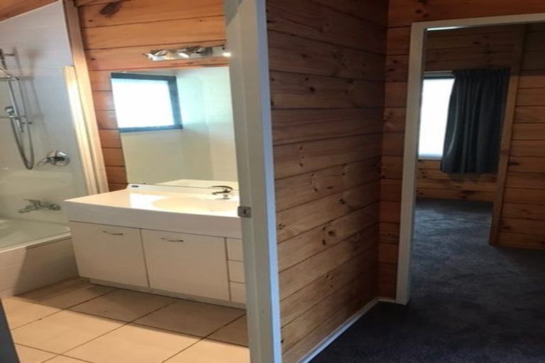 Photo of property in 11a Pendene Place, Forrest Hill, Auckland, 0620