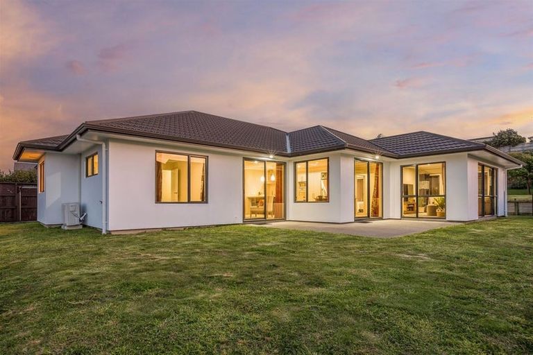 Photo of property in 17 Tongariro Drive, Aotea, Porirua, 5024
