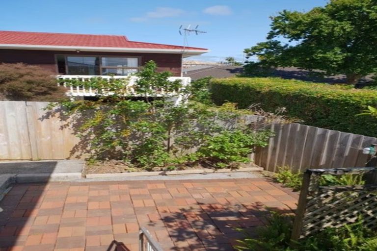 Photo of property in 2/9 Lex Avenue, Green Bay, Auckland, 0604