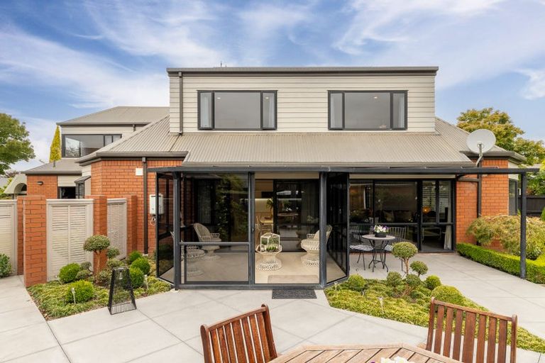 Photo of property in 22 Brockhall Lane, Avonhead, Christchurch, 8042