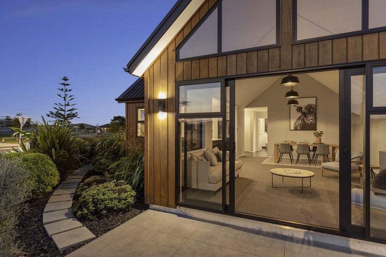 Photo of property in 2 Harding Drive, Papamoa Beach, Papamoa, 3118