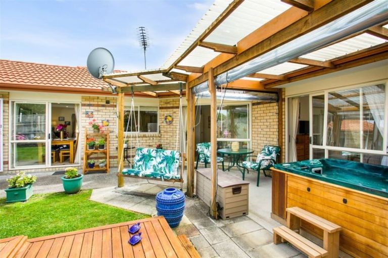 Photo of property in 2 Gendo Avenue, Henderson, Auckland, 0612