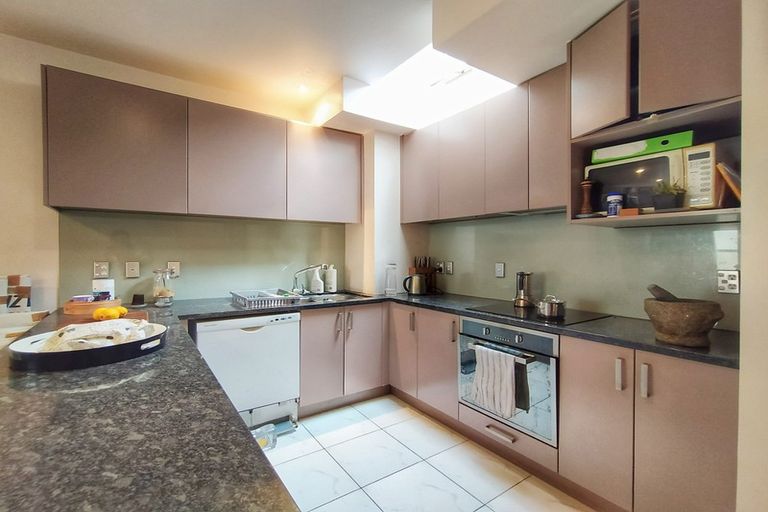 Photo of property in Henry Walton Flats, 4/2 Upper Queen Street, Auckland Central, Auckland, 1010