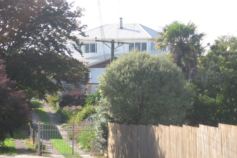 Photo of property in 25 Reid Road, New Lynn, Auckland, 0600