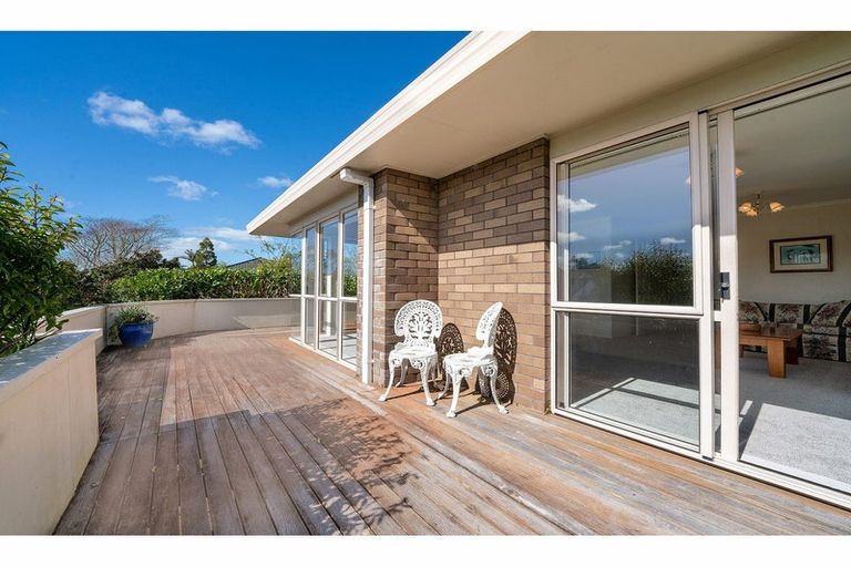Photo of property in 29 Taupiko Place, Green Bay, Auckland, 0604