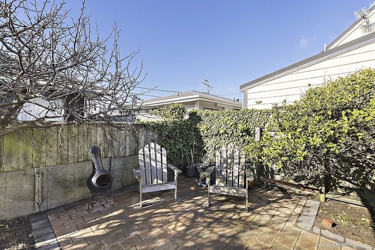 Photo of property in 6 Rua Street, Lyall Bay, Wellington, 6022