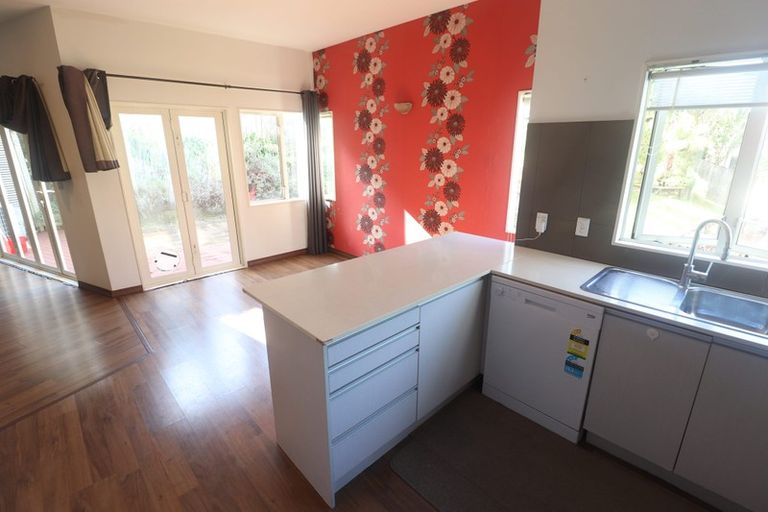 Photo of property in 2/879 East Coast Road, Northcross, Auckland, 0632