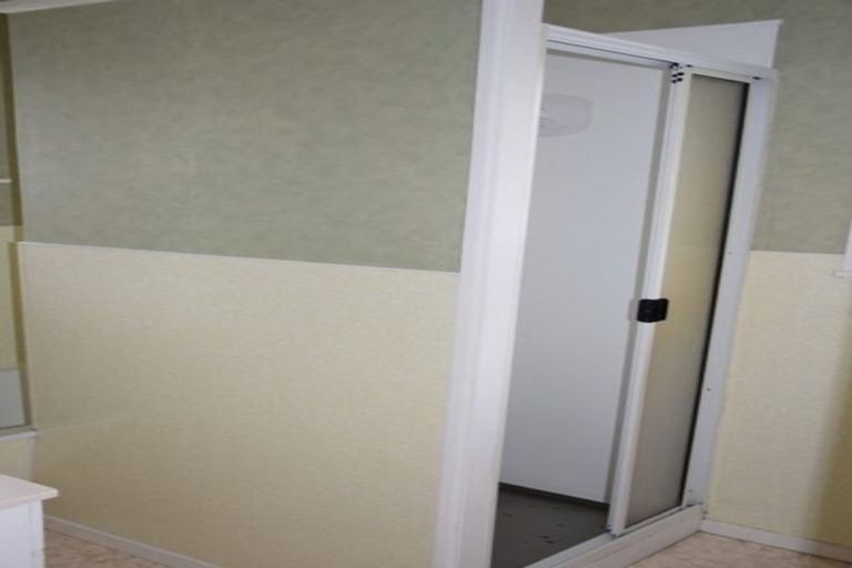 Photo of property in 25 Yeovil Road, Te Atatu Peninsula, Auckland, 0610