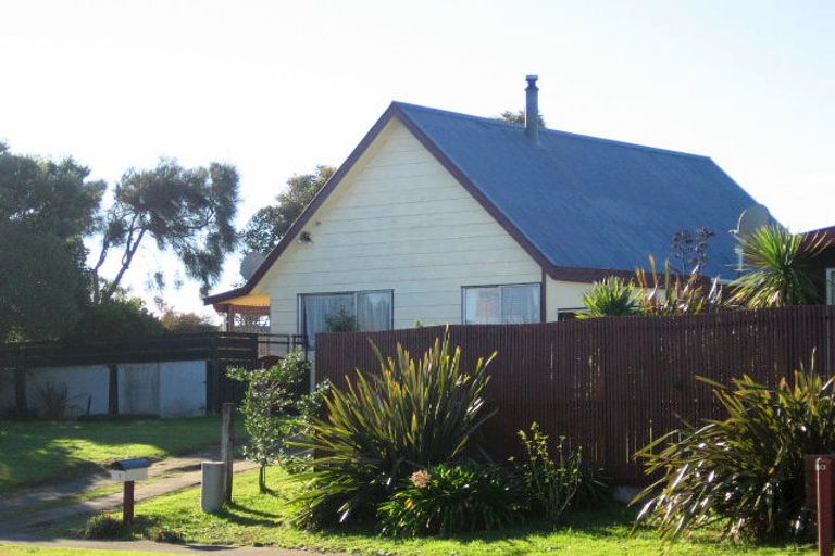 Photo of property in 18 Simcox Street, Otaki Beach, Otaki, 5512