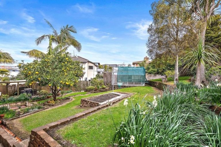 Photo of property in 9 Margaret Place, Milford, Auckland, 0620