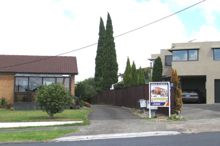 Photo of property in 1/100 East Coast Road, Forrest Hill, Auckland, 0620