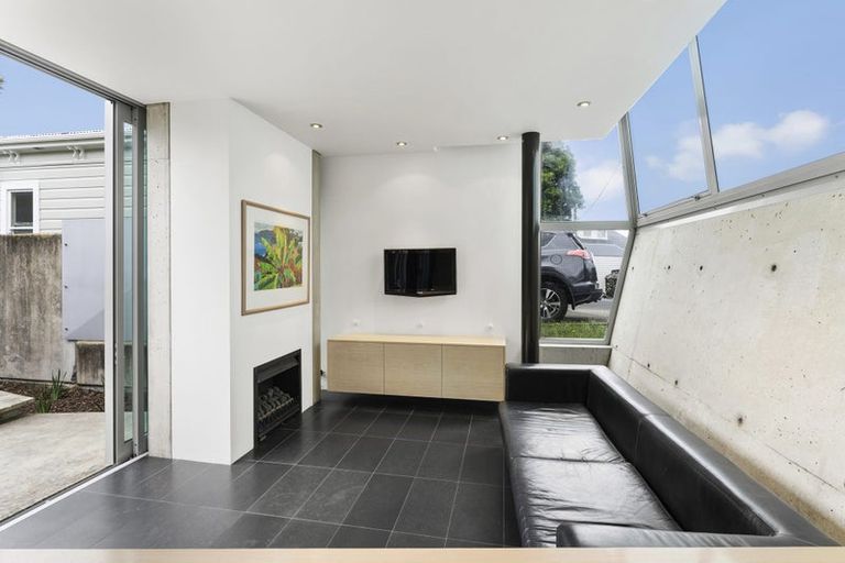 Photo of property in 3b Salmont Place, Kelburn, Wellington, 6012