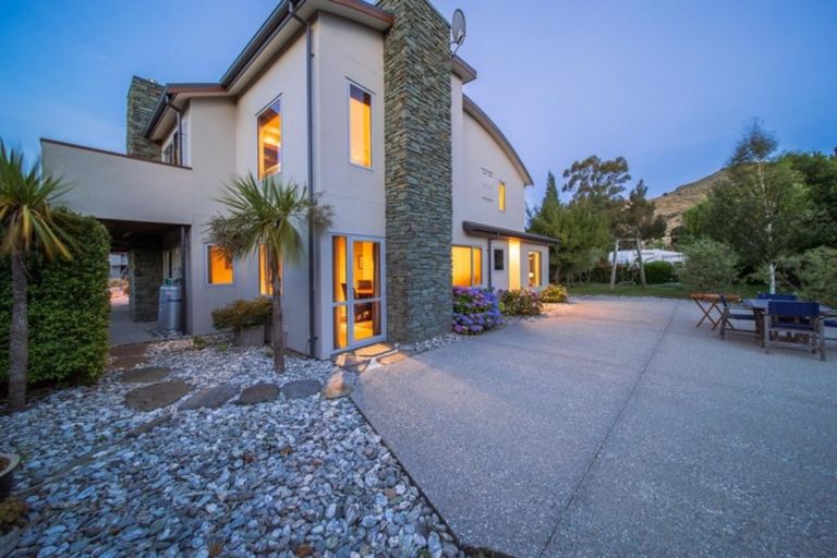 Photo of property in 14 Milward Place, Kelvin Heights, Queenstown, 9300