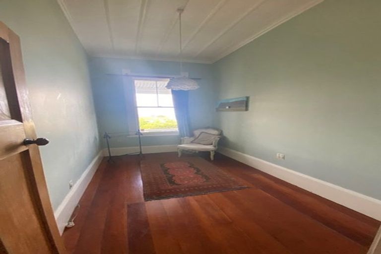 Photo of property in 16 Sealy Road, Bluff Hill, Napier, 4110