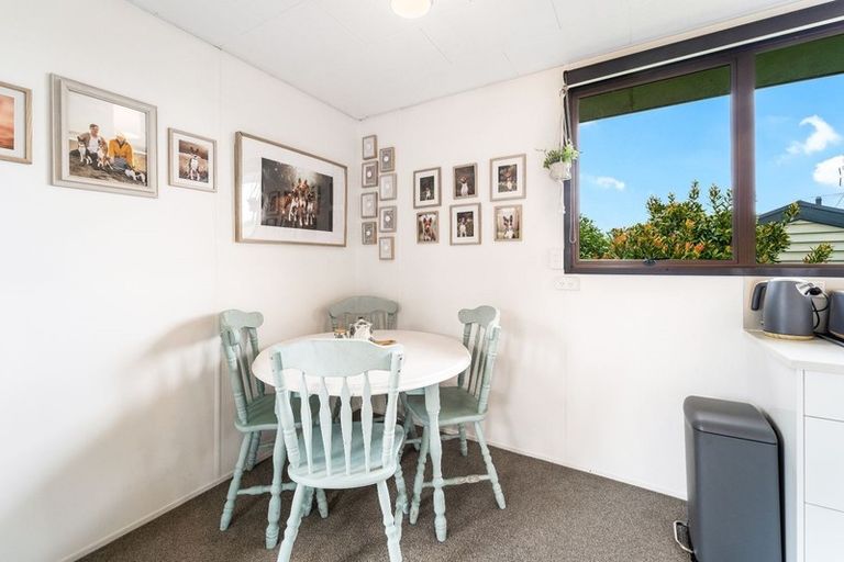 Photo of property in 2/4 Hanson Place, West Harbour, Auckland, 0618