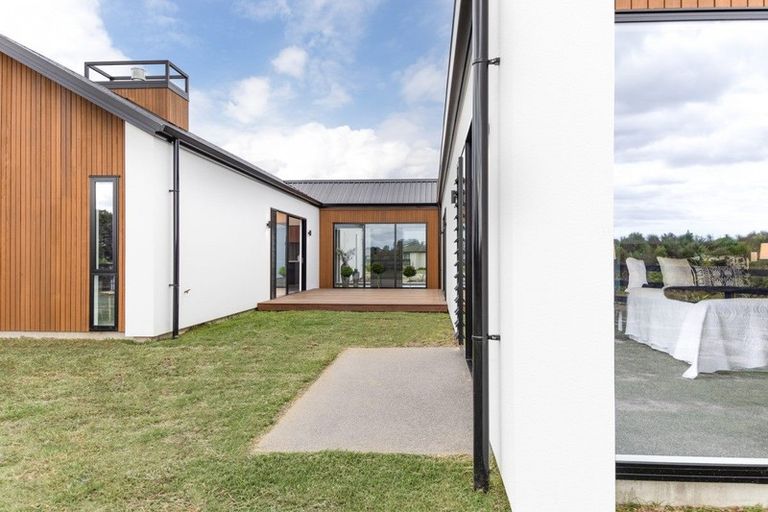 Photo of property in 35 Mike Smith Drive, Cambridge, 3434