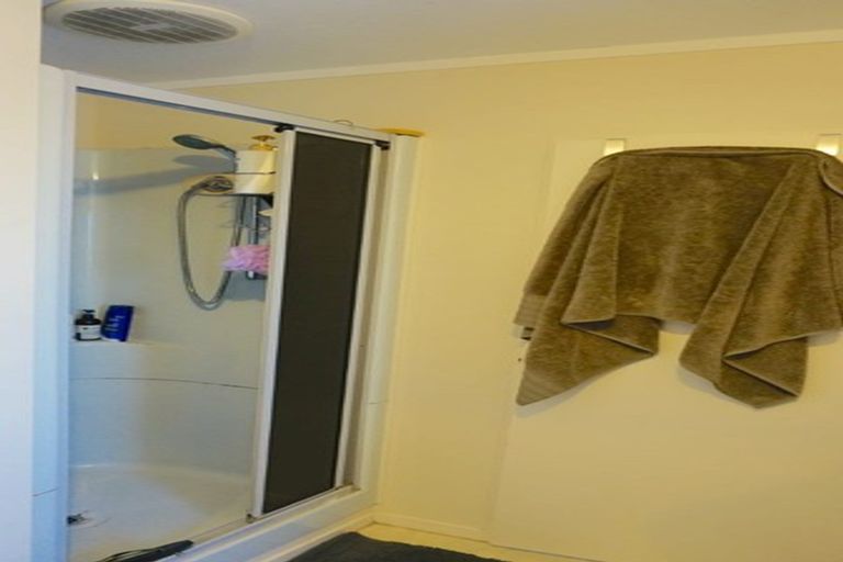 Photo of property in 2/14 Sandgate Avenue, Botany Downs, Auckland, 2010