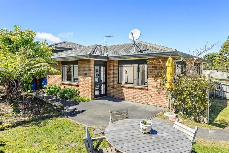 Photo of property in 21 Ginders Drive, Massey, Auckland, 0614
