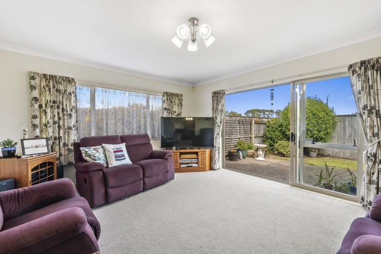 Photo of property in 10 Leanne Way, Waikanae Beach, Waikanae, 5036