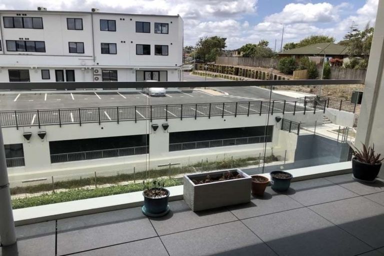 Photo of property in Apollo Apartments, 201/46 Rosedale Road, Rosedale, Auckland, 0632