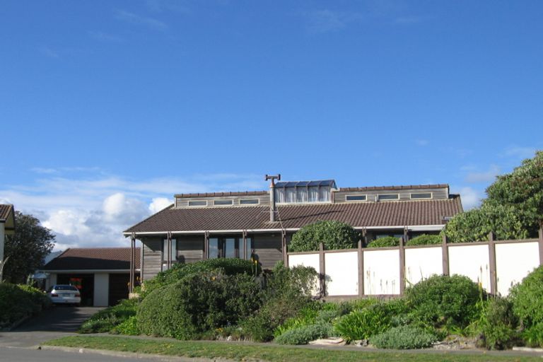 Photo of property in 9 Ara Kuaka, Waikanae Beach, Waikanae, 5036