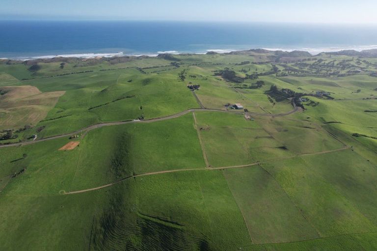 Photo of property in 177 Rehutai Road, Baylys Beach, 0377