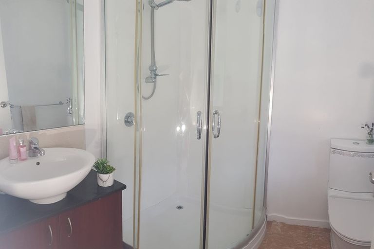 Photo of property in 2e/25 Weranui Road, Waiwera, Orewa, 0994